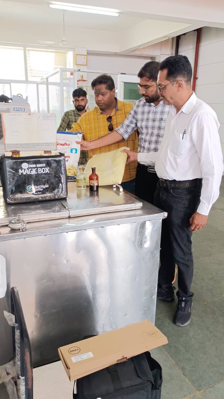 મહાનગરપાલિકા દ્વારા પનીરના જથ્થા પકડાયા બાદ સતત કાર્યવાહી ચાલુ છે.