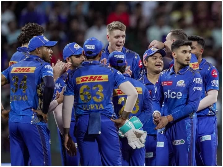 IPL 2023 MI won the match by 6 wickets against RCB in Match 54 at Wankhede Stadium MI vs RCB: सूर्यकुमार के तूफान में उड़ी बैंगलोर, मैक्सवेल-फाफ के अर्धशतकों पर फिर पानी, मुंबई ने आसानी से जीता मैच