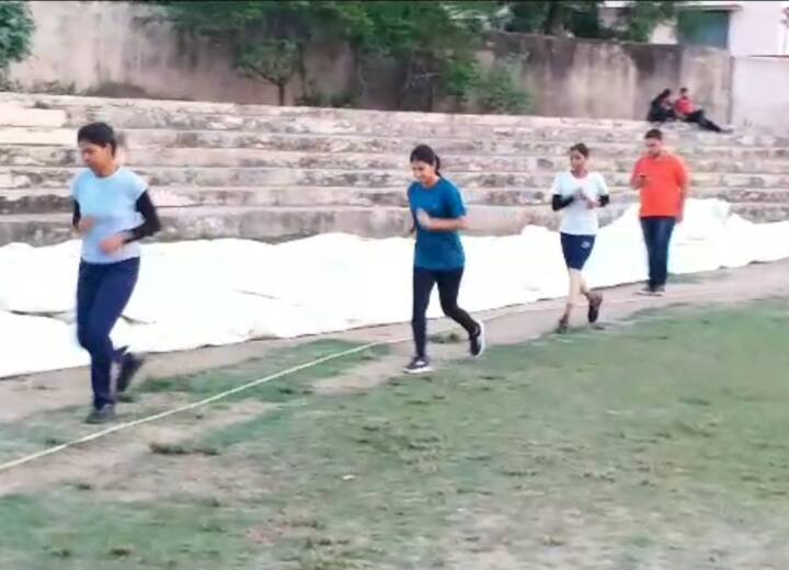 Agniveer Yojana in Chhattisgarh Ex Army Man Kishan Singh give training to girls ann Agniveer Yojana: छत्तीसगढ़ में अग्निवीर बनने के लिए युवतियां कर रही कड़ी मेहनत, भूतपूर्व सैनिक दे रहे हैं ट्रेनिंग