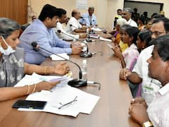 கரூர்: ரேஷன் கடை ஊழியர்களுக்கு காசோலை சான்றிதழ் வழங்கிய மாவட்ட ஆட்சியர்