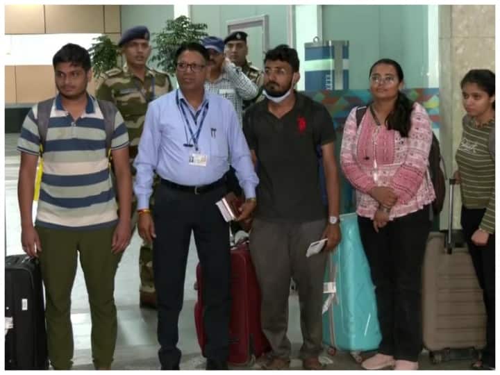 haryana evacuating students from violence hit manipur, 5 students of haryana stranded in manipur reached home Manipur News: मणिपुर में फंसे स्टूडेंट्स की घर वापसी की कवायद शुरू, 5 बच्चे पहुंचे घर, सीएम खट्टर ने खुद संभाली कमान