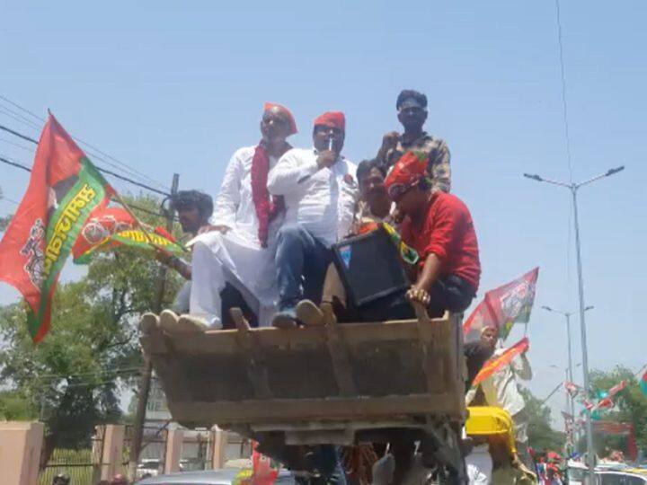 UP Nikay Chunav 2023 akhilesh yadav road show case filed against on SP supporters for JCB ann UP Nikay Chunav 2023: अलीगढ़ में अखिलेश यादव के रोड शो में चल रहा था 'बुलडोजर', अब बढ़ गई मुसीबत, केस दर्ज