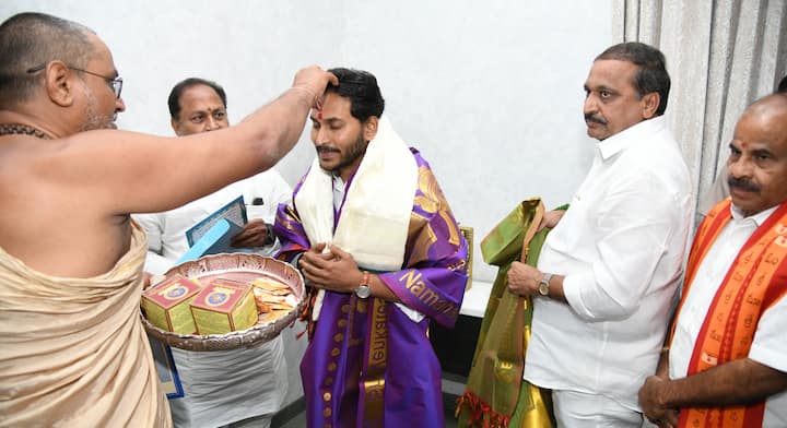 శ్రీ లక్ష్మీ మహా యజ్ఞానికి హాజరుకావాలని సీఎం జగన్ కు ఆహ్వనం అందించిన అర్చకులు
