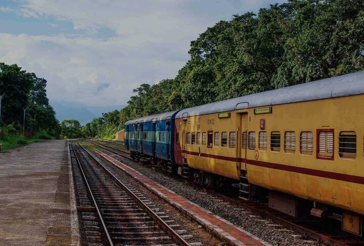 ভারতীয় রেলওয়ে ২০১৫ সালে VIKALP প্রকল্প শুরু করেছিল। এই স্কিমে, যাত্রীরা অনলাইনে অপেক্ষা তালিকাভুক্ত টিকিট বুক করার সময় নিশ্চিত টিকিট পেতে অন্য ট্রেন বেছে নেওয়ার সুবিধা পান। এতে করে নিশ্চিত টিকিট পাওয়ার সম্ভাবনা বেড়ে যায়।
