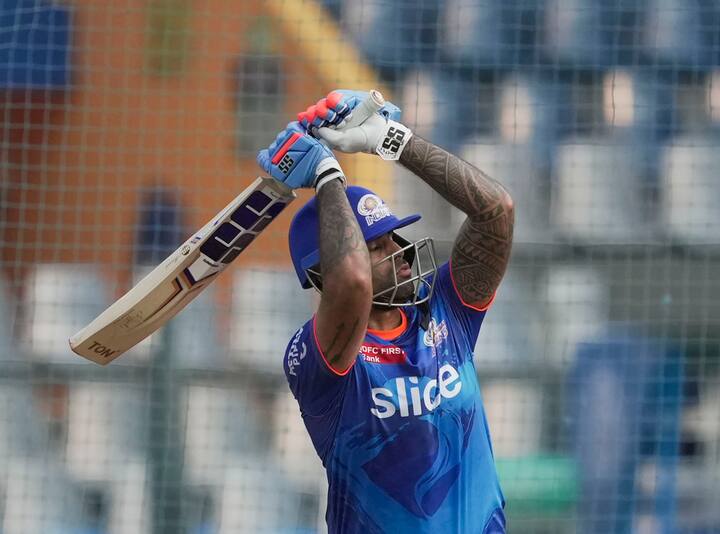 மும்பை இந்தியன்ஸ் அணி கடைசி போட்டியில் சென்னையிடம் தோல்வியை தழுவியது. இந்த ஆட்டத்தில் கட்டாயமாக வெற்றி பெற வேண்டும் என அந்த அணி தீவிர பயிற்சியில் மேற்கொண்டனர்.