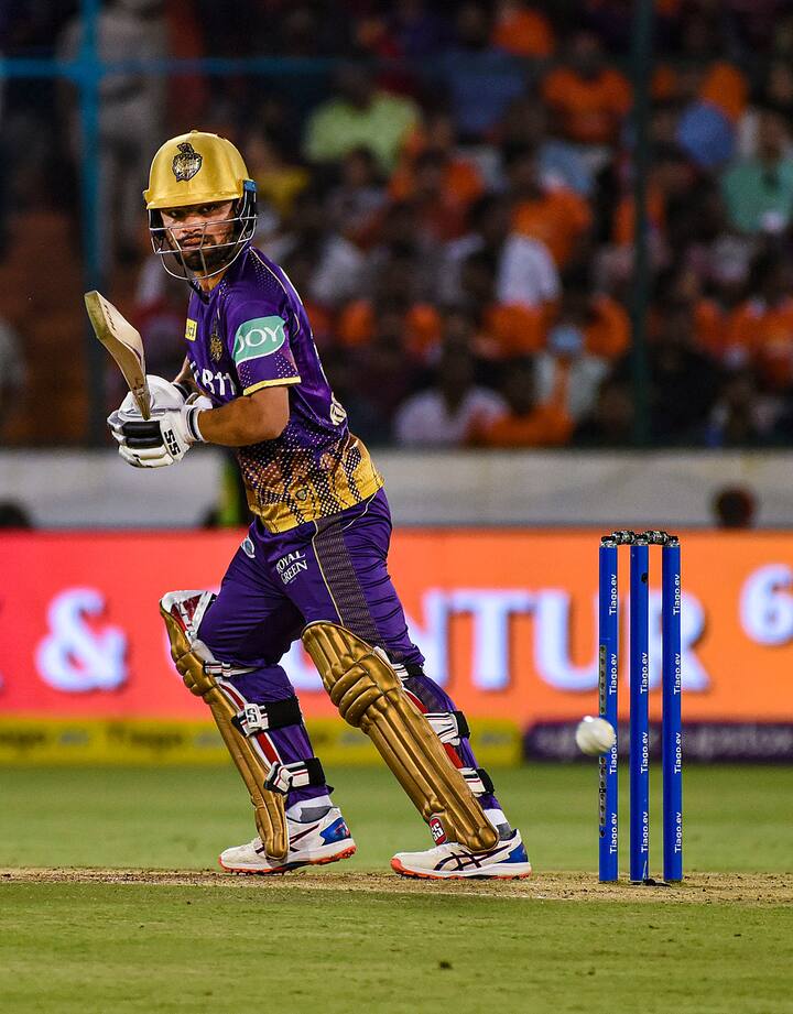 16 வயதுக்கு உட்பட்ட உத்திரபிரதேச அணியில் இடம்பிடித்தார். அறிமுகமான முதல் ஆட்டத்திலேயே இவர் 83 ரன்களை குவித்து அசத்தினார். 2017 ஆம் ஆண்டில் சென்னை அணியினர் ஏலம் எடுத்தனர்.