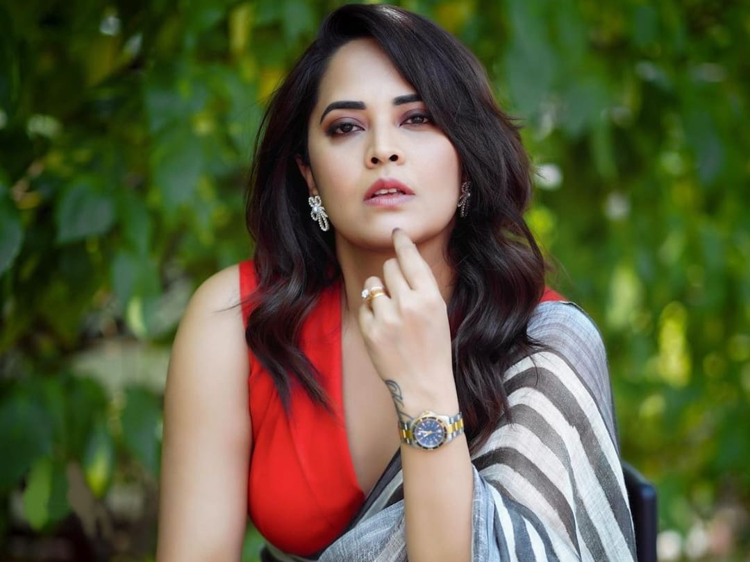 Anchor and Actor Anasuya still fighting with Vijay Devarakonda fans about THE tweet Anasuya: నా ఒక్కదాని కోసం ఇంత మందా? ‘రౌడీ’ ఫ్యాన్స్‌కు ‘అతడు’ స్టైల్లో అనసూయ పంచ్