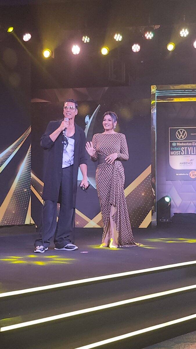 बॉलीवुड के खिलाड़ी कुमार अक्षय कुमार और एक्ट्रेस रवीना टंडन के इश्क के चर्चे हुआ करते थे. हालांकि दोनों का ब्रेकअप हो गया. सालों बाद ये जोड़ी एक अवॉर्ड फंक्शन में हाल ही में एक साथ स्पॉट किया गया. इस दौरान दोनों एक दूसरे के साथ काफी अच्छे से पेश आते नजर आए.