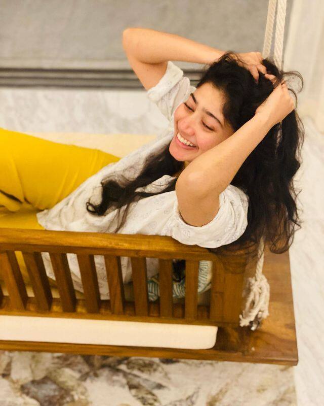 ரவுடி பேபி படத்தில் சூப்பர் நடனம் ஆடிய சாய் பல்லவி,  சிறு வயதிலேயே பல கலை நிகழ்ச்சிகளில் பங்குபெற்றார். அத்துடன், ‘உங்களில் யார் அடுத்த பிரபு தேவா’ மற்றும் ‘தி அல்டிமேட் டான்ஸ் ஷோ’ ஆகிய ரியாலிட்டி நிகழ்ச்சிகளில் பங்குபெற்றார்.