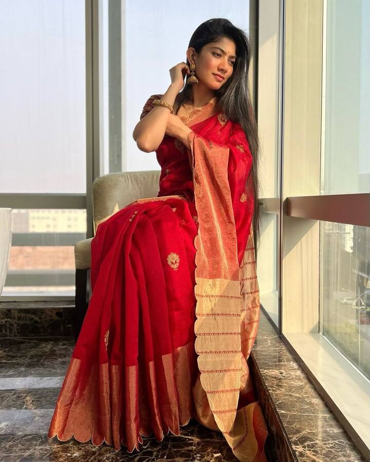 She looks charming in a hand-embroidered Chanderi silk saree.