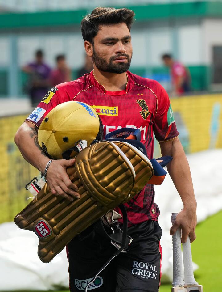 சிறு வயதில் உத்தரப் பிரதேச மாநிலத்தில் துப்பரவு பணியாளராக வேலை செய்தார்.