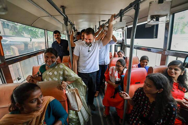 রাত পোহালেই কর্নাটকে মসনদের লড়াই। বিভিন্ন সমীক্ষায় এবার ভোটের লড়াইয়ে এগিয়ে রাখা হয়েছে কংগ্রেসকে। আপাতত দক্ষিণের এই রাজ্যে যুযুধান শিবিরের হেভিওয়েটরা টানা প্রচার চালাচ্ছেন। এবার সেখানেই দেখা গেল রাহুল গাঁধীকে। তবে একটু অন্যভাবে।