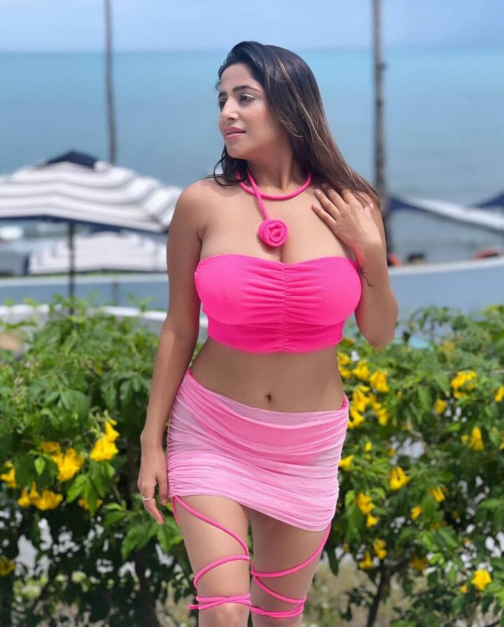 કેટ ઈન્સ્ટાગ્રામ પર  સેક્સી તસવીરો શેર કરતી રહે છે. અભિનેત્રીની આ બોલ્ડ સ્ટાઈલ યુઝર્સને ખૂબ જ પસંદ આવી રહી છે.