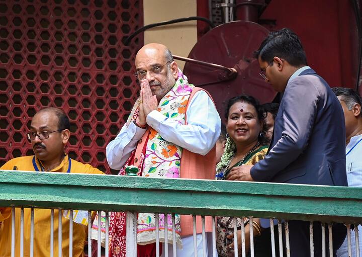 জোড়াসাঁকোয় সংগ্রহশালায় ঘুরে দেখেন কেন্দ্রীয় স্বরাষ্ট্রমন্ত্রী। উৎসুক নয়নে দেখেন ঠাকুরবাড়ির আনাচ-কানাচ। ঠাকুরবাড়ির দেওয়ালে সজ্জিত ছবিগুলিও খুঁটিয়ে দেখেন শাহ। জোড়াসাঁকোর ভিজিটার্স বুকে সইও করেন শাহ।