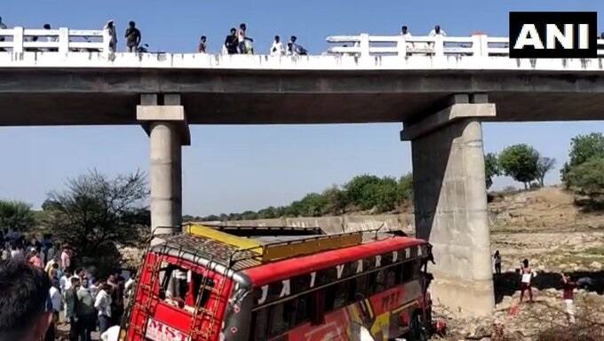 Madhya Pradesh Khargone Bus Accident 15 killed and 25 injured as bus falls into river Khargone Bus Accident: मध्यप्रदेशच्या खरगोन जिल्ह्यात बस नदीत कोसळली, 15 जणांचा मृत्यू तर 25 जखमी