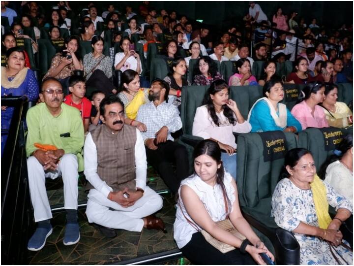 BJP mp rakesh singh did not get seat to watch the kerala story film in Jabalpur MP News ann The Kerala Story Row: जब बीजेपी सांसद को भी थियेटर में नहीं मिली सीट, सीढ़ी पर बैठकर देखी 'द केरल स्टोरी'