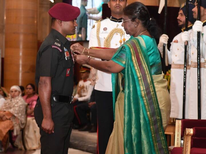 Defence Investiture Ceremony 2023 president droupadi murmu presents Shaurya Chakra to Captain Major Rakesh T R Gallantry Awards: पीएम मोदी की रैली से पहले आतंकी को किया था ढेर, राष्ट्रपति ने शौर्य चक्र से सम्मानित किया