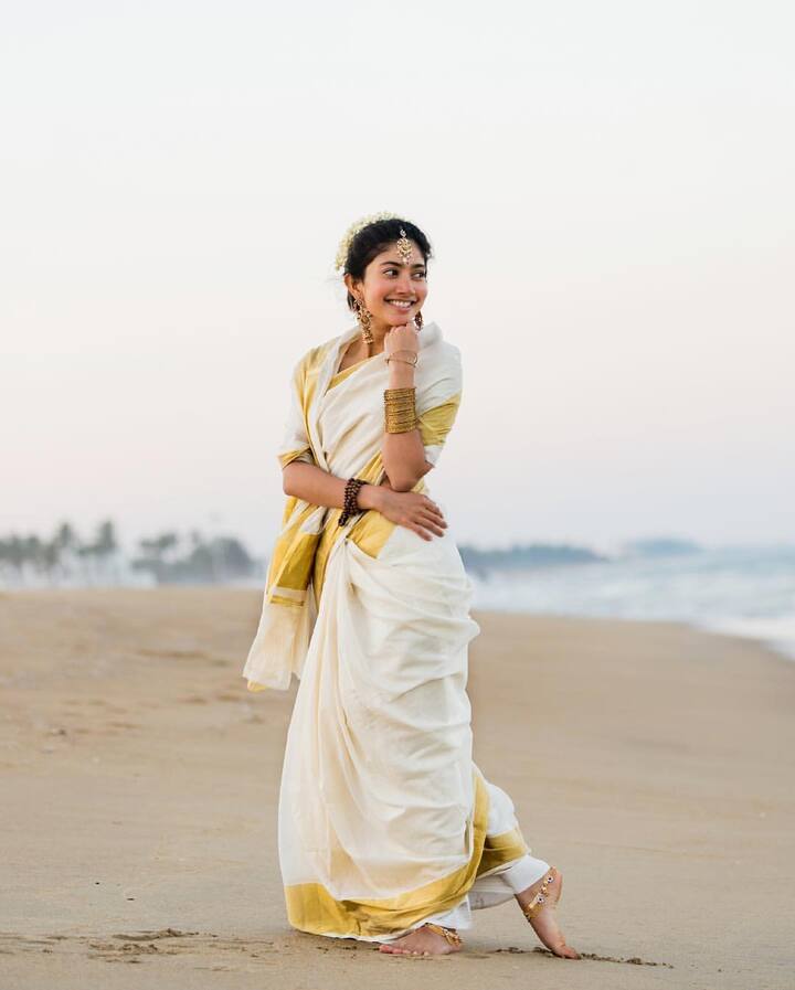 She slips into a solid white cotton saree with beautiful golden borders. (Images Source: Instagram/saipallavi.senthamarai)