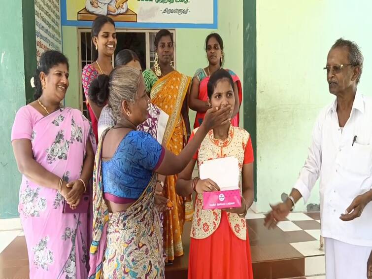 mayiladuthurai kuravar community students who passed +2 examination TN 12th Result 2023:  +2 தேர்வில் தேர்ச்சி பெற்ற நரிக்குறவர் மாணவி... பாராட்டுகளை பொழிந்த பொதுமக்கள்..!