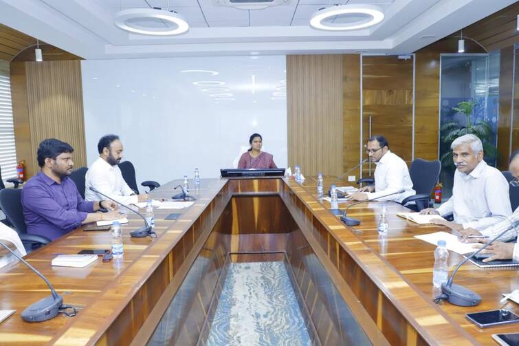 Minister Vidal Rajini held a review with Arogya Sri,104 and 108 vehicles officials dnn 108కి కాల్ చేస్తే వెహికల్‌ లొకేష‌న్ స‌హా డ్రైవర్‌ ఫోన్‌ నెంబ‌రు వచ్చేలా కొత్త విధానం