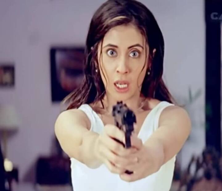 उर्मिला मातोंडकर ने फिल्म 'कौन है' में साइको किलर का रोल प्ले किया था. राम गोपाल वर्मा की इस फिल्म में उर्मिला को निगेटिव शेड्स में देखकर हर कोई हैरान रह गया था.