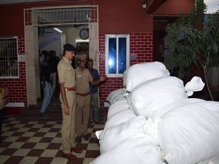 4 crore worth of ganja bundles tried to be smuggled to Sri Lanka by sea seized இலங்கைக்கு கடல் வழியாக கஞ்சா கடத்த முயற்சி.. சிக்கிய 2090 கிலோ கஞ்சா மூட்டைகள்..! மதிப்பு 4 கோடியாம்!