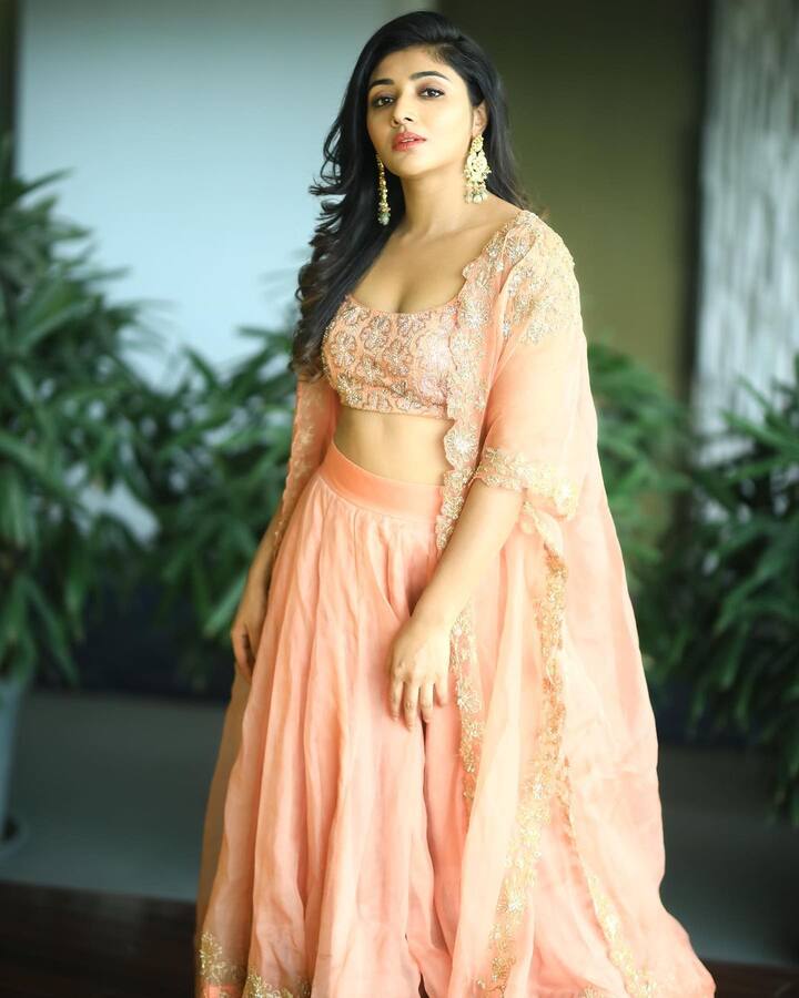 మిర్నా మీనన్ అందమైన ఫోటోలు.