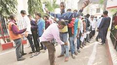 सांगलीत  परीक्षा केंद्रावर धक्कादायक प्रकार, नीट परीक्षेदरम्यान विद्यार्थ्यांचे उतरवले कपडे अन्....