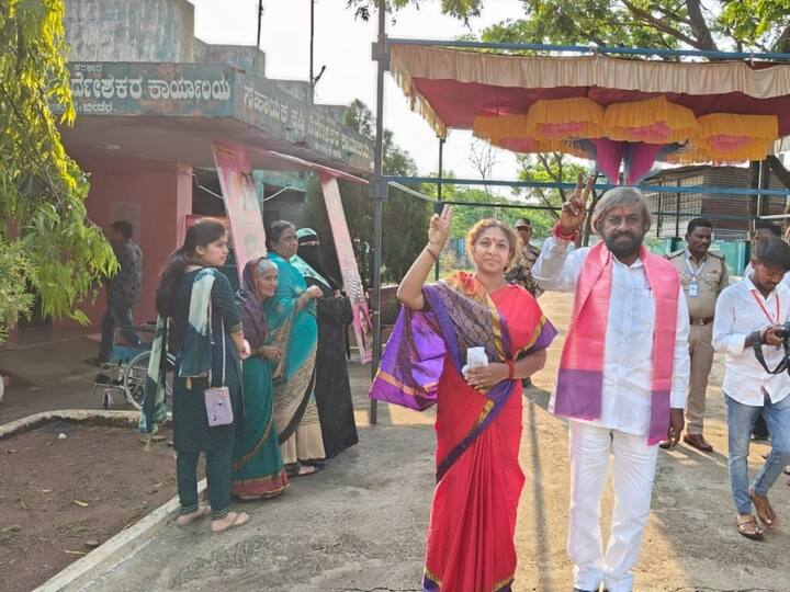 Eshwar Khandre, working president of Karnataka Congress, casts his vote in Bidar's Bhalki area. (Twitter/ANI)