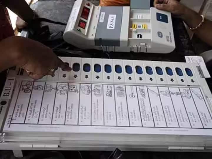 Karnataka Election 2023 For the first time patients treated in the hospital are being taken to the polling booth for voting Karnataka Election 2023: पहली बार अस्पताल में इलाज करा रहे मरीजों को वोट करने के लिए EC ने दी ये सुविधा