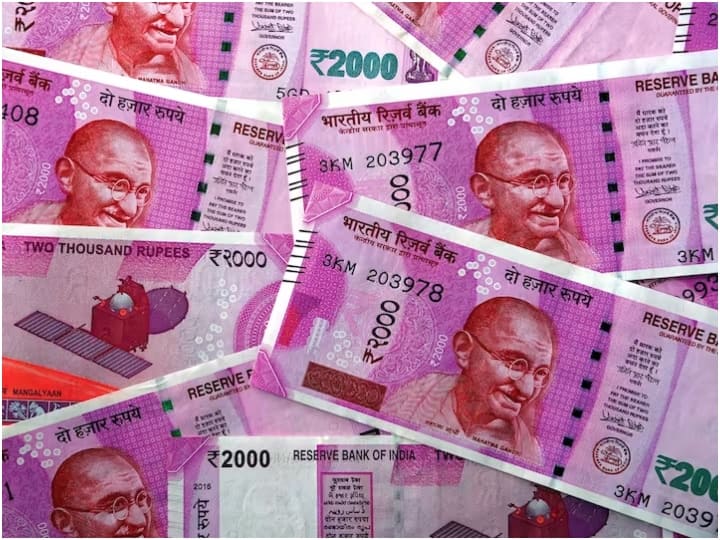 2000 rupees note if gets fake currency know what will be legal action by rbi 2000 Rupees Note: ਬੈਂਕ 'ਚ 2000 ਰੁਪਏ ਦਾ ਨੋਟ ਜਮ੍ਹਾ ਕਰਵਾਉਣ ਸਮੇਂ ਨਿਕਲਿਆ ਨਕਲੀ! ਤਾਂ ਹੋ ਸਕਦੀ ਹੈ ਇਹ ਕਾਨੂੰਨੀ ਕਾਰਵਾਈ