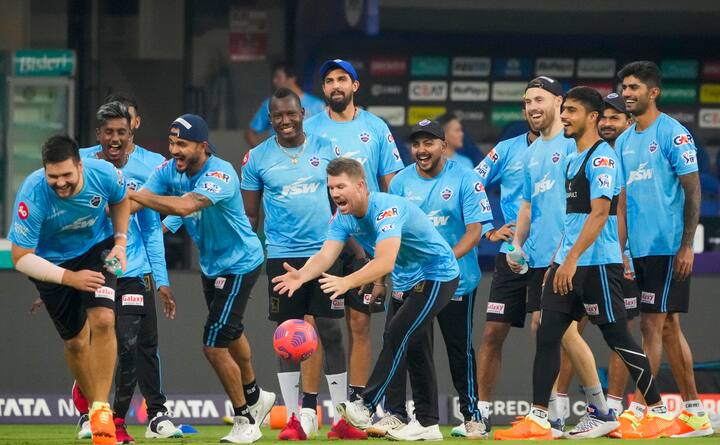 அதே சமயத்தில் புள்ளி பட்டியலில் கடைசி இடத்தில் இருக்கும் டெல்லி அணி, குஜராத் டைட்டன்ஸ் மற்றும் ராயல் சேலஞ்சர்ஸ் பெங்களூரு அணிக்கு டஃப் கொடுத்தது. டெல்லி அணி இன்று வெற்றி பெற்றால் பிளே ஆப் சுற்றுக்கு செல்ல வாய்ப்புள்ளது.