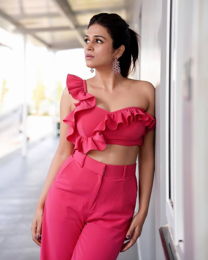 శ్రద్ధా దాస్ అందమైన ఫోటోలు