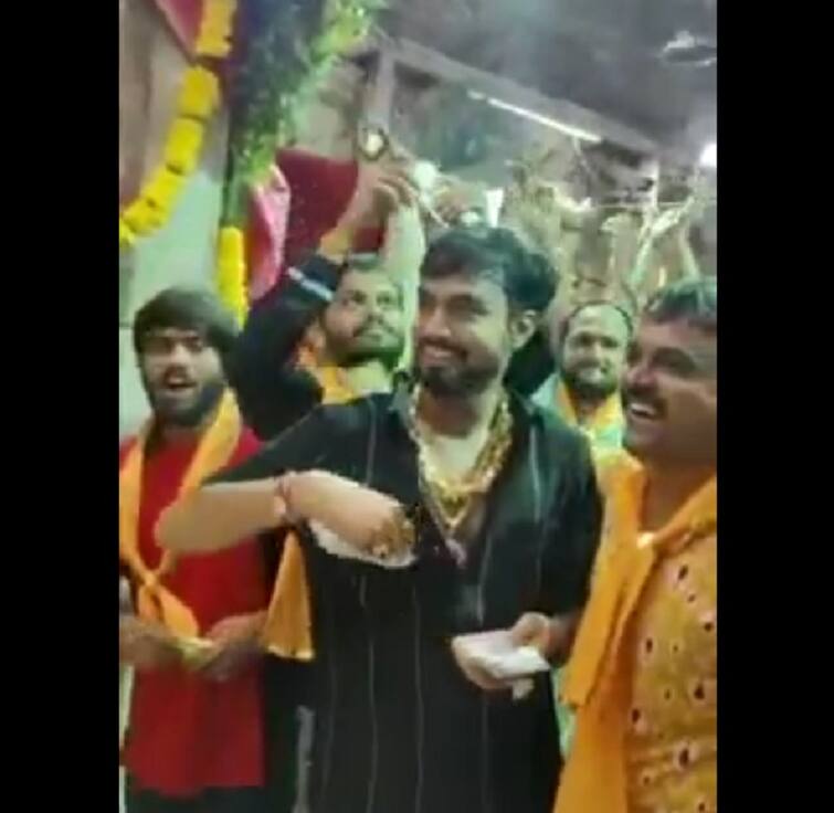 The video of Shree Dwarkadhish Temple is going viral. દ્વારકા જગતમંદિરમાં  ભગવાન પર રૂપિયા ઉડાવતો વીડિયો વાયરલ,  પ્રતિબંધ છતાં વીડિયોગ્રાફી કરાઇ
