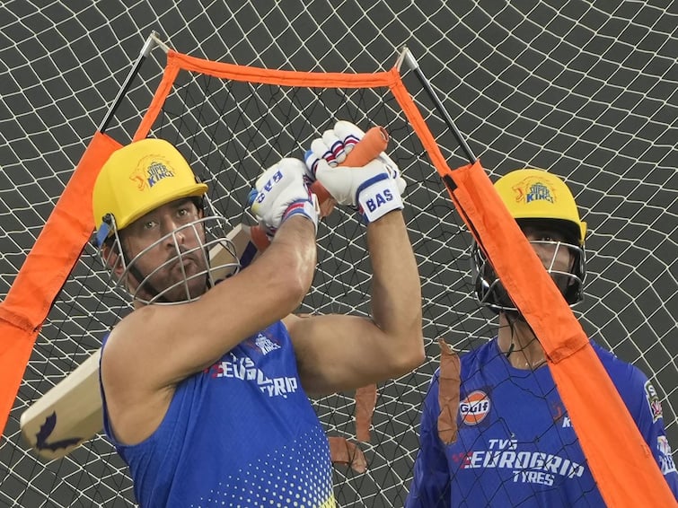 Delhi Capitals DC Players Give Epic Responses When Asked To Describe MS Dhoni In One Word Viral Video WATCH: DC Players Give Epic Responses When Asked To Describe MS Dhoni In One Word