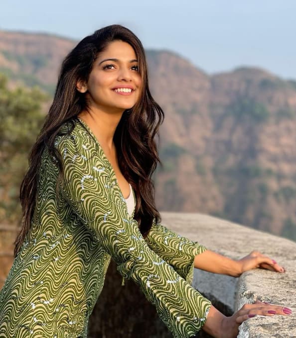 पूजा सावंत सोशल मीडियाच्या माध्यमातून चाहत्यांच्या संपर्कात राहण्याचा प्रयत्न करत असते.