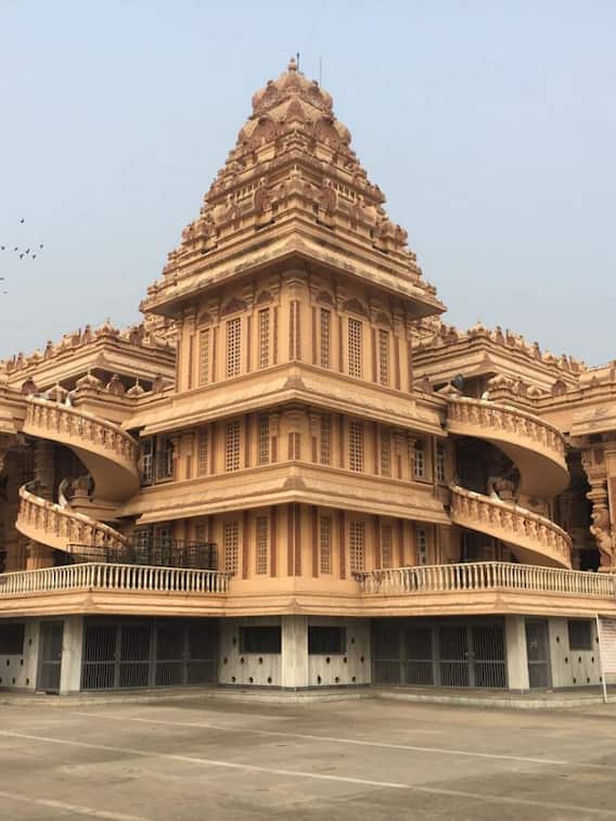 दिल्ली के छतरपुर मंदिर की 6 अनोखी बातें