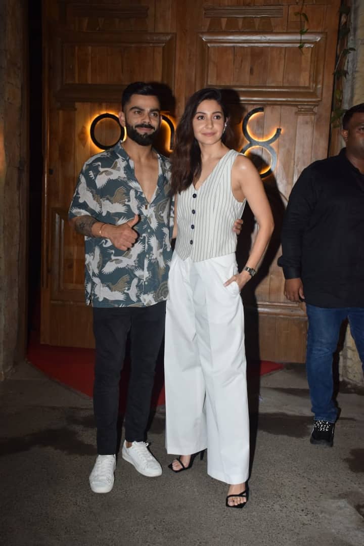 वहीं एक्ट्रेस अनुष्का शर्मा इस दौरान लाइनिंग टॉप के साथ व्हाइट लूज पेंट में दिखीं. उन्होंने बालों को खुला रखा था और सिंपल मेकअप किया हुआ है.