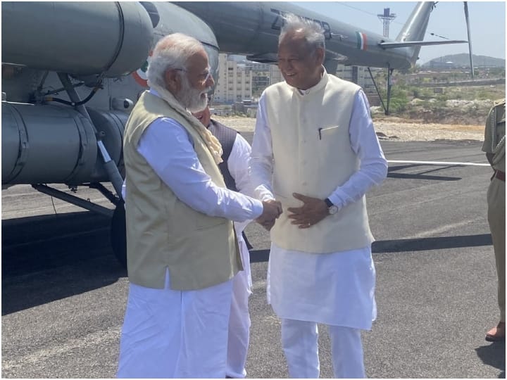 PM Narendra Modi and cm ashok gehlot were seen in similar attire in udaipur Rajasthan ann Rajasthan Politics: पीएम मोदी और सीएम गहलोत की एक जैसी ड्रेस ने खींचा ध्यान, हर तरफ हो रही ये चर्चा