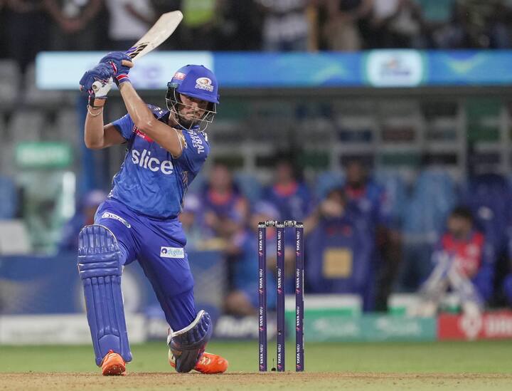 MI vs RCB, Nehal Wadhera in IPL 2023 : आयपीएल (2023) (IPL 2023) मध्ये 54 व्या सामन्यात मुंबई इंडियन्सने (MI) रॉयल चॅलेंजर्स बंगळुरूचा (RCB) सहा विकेट्सनी पराभव केला.