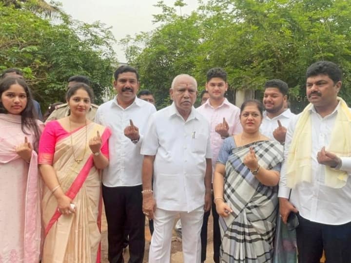 Karnataka Assembly Elections 2023 Former CM Yediyurappa did polling with family members in shikaripura said We will win 130 135 seats Karnataka Election 2023: शिकारीपुरा में परिवार के सदस्यों के साथ पूर्व सीएम  येदियुरप्पा ने किया मतदान, कहा- 'हम 130-135 सीटें जीतेंगे'