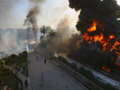 PTI के समर्थको ने पाकिस्तानी अधिकारियों के घर को लगाई आग, तोप, स्ट्रोबरी से लेकर तौलिया तक किया चोरी, देखें वीडियो