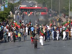 शीशा फोड़ा, कॉलर पकड़ा और धक्का देते हुए इमरान को ले गए, अवाम-सेना आमने-सामने, कैसे हैं हालात