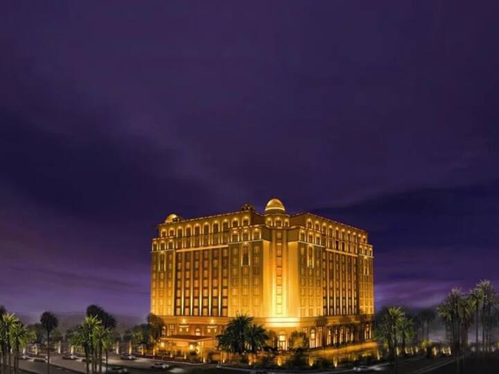 राजधानी दिल्ली भी में बेहतरीन होटल सुविधाएं मौजूद हैं. द लीला पैलेस बेहतरीन होटल्स में से एक है. यहां रुकने के लिए एक दिन का किराया 11 हजार से 3.5 लाख रुपये तक है.