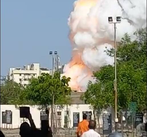 Fire broke out in Anil Strach Mill compound in Ahmedabad Ahmedabad:  અમદાવાદમાં વિકાસ  એસ્ટેટમાં લાગી ભીષણ આગ, ફાયરની 10થી 15 ગાડીઓ ઘટનાસ્થળે