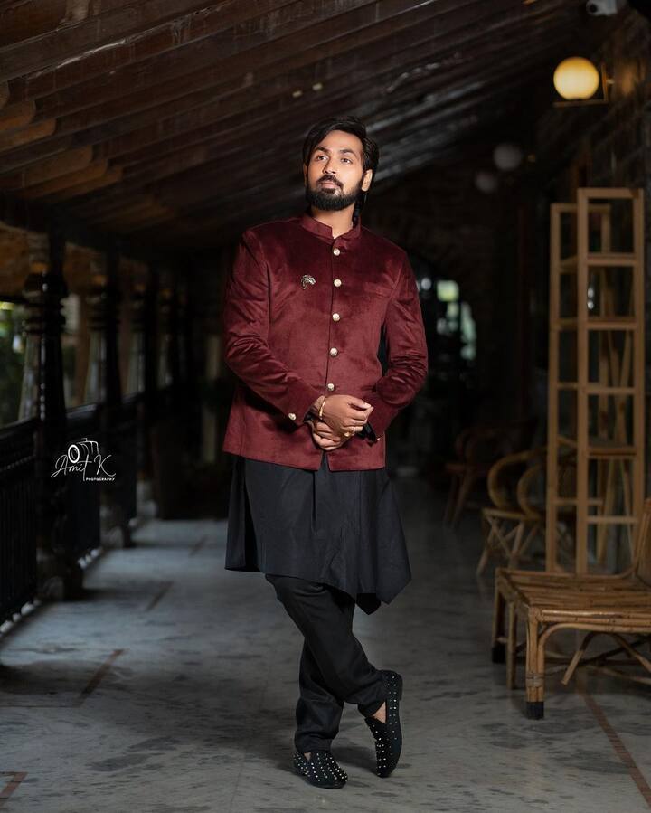 'కోయిలమ్మ' సీరియల్ తో మంచి క్రేజ్ సంపాదించుకున్న మానస్ నాగులపల్లి బిగ్ బాస్ షోలో పార్టిసిపేట్ చేసి వచ్చిన తర్వాత మరింత ఫాలోయింగ్ పెంచుకున్నాడు. కార్తీకదీపం తర్వాత జనరేషన్ కథలో సౌందర్య మనవడు, డాక్టర్ బాబు మేనల్లుడు నిరుపమ్ గా నటించాడు మానస్. కార్తీకదీపం సీరియల్ కు ఎండ్ కార్డ్ పడడంతో అదే ప్లేస్ లో 'బ్రహ్మముడి' ప్రారంభమైంది.