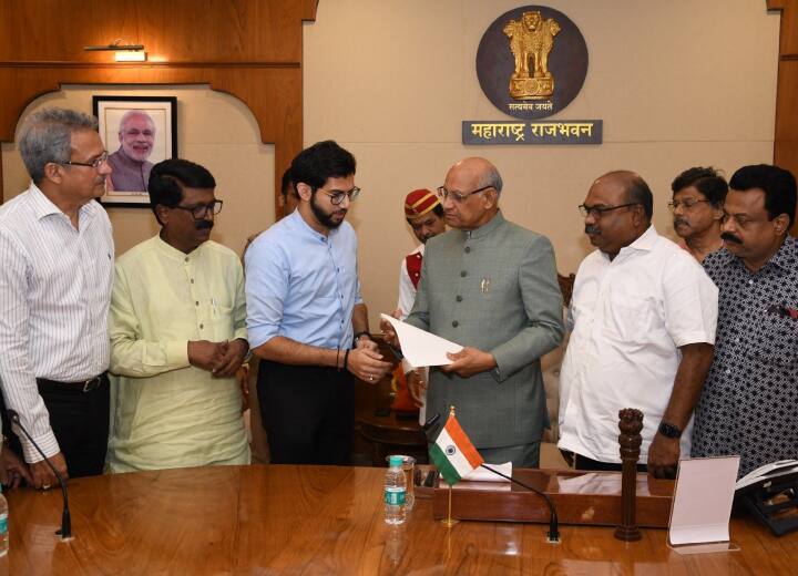 Maharashtra: महाराष्ट्र सरकार पर फैसले से पहले राज्यपाल से मिला उद्धव गुट, कहा- 'एक साल से अधिक समय से...' Uddhav Thackeray faction met Governor Ramesh Bais delegation Aaditya Thackeray and others BMC issue Maharashtra: महाराष्ट्र सरकार पर फैसले से पहले राज्यपाल से मिला उद्धव गुट, कहा- 'एक साल से अधिक समय से...'