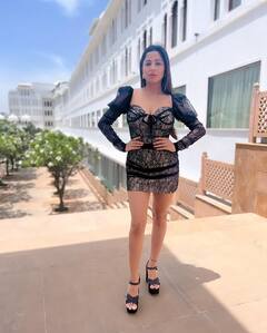 Kate Sharma PHOTO: ડીપનેક આઉટફીટમાં કેટ શર્માએ એકથી એક બોલ્ડ પોઝ આપી ફેન્સને બનાવ્યા દિવાના