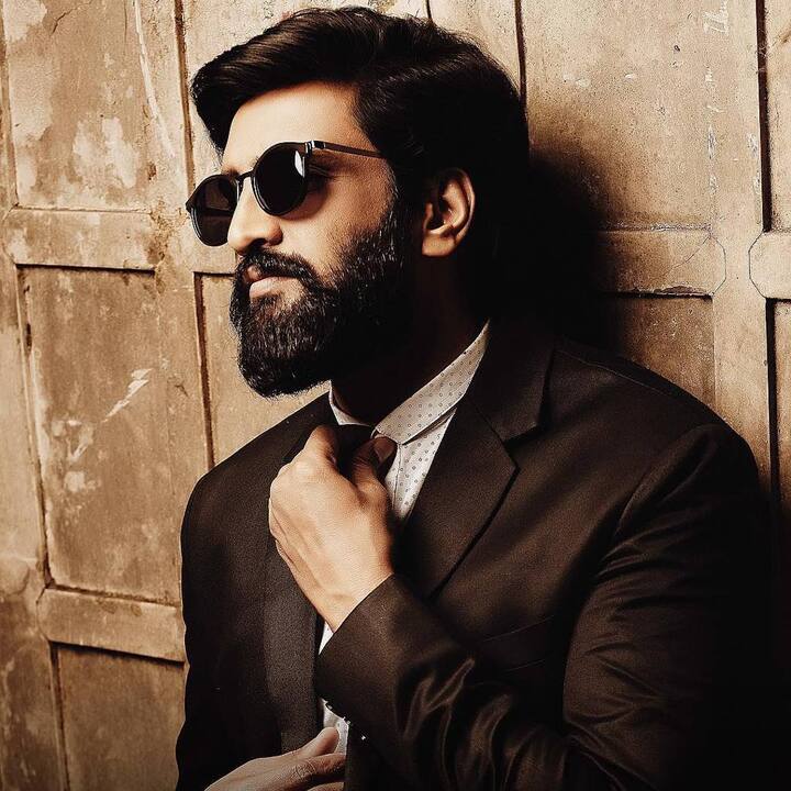 பெரும்பாலாக வடிவேலுவும் விவேக்கும் நடிக்கும் காமெடி காட்சிகள் படத்தின் கதையிலிருந்து தனி ட்ராக்கில் ஓடிக்கொண்டிருக்கும். ஆனால் சந்தானம், கதாநாயகனின் நண்பராகவோ, எதிரியாகவோ நடித்து படக்கதையில் முக்கிய பங்கு வகித்து வந்தார்.