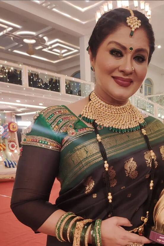 सुधा ने पैर जरूर गंवाए थे लेकिन वे अपनी हिम्मत और मेहनत के दम पर बुलंदी की सीढियां छू रही थीं. उन्होंने तमिल फिल्म ‘मयूरी’ से एक्टिंग करियर की शुरुआत की थी. ये फिल्म उनकी पर्सनल लाइफ पर बेस्ड थी. इसके बाद उन्हें कई फिल्मों के ऑफर मिले और देखते ही देखते सुधा स्टार बन गई थीं.